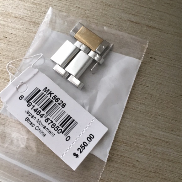 Michael Korda two-toned Parker watch - Picture 5 of 5